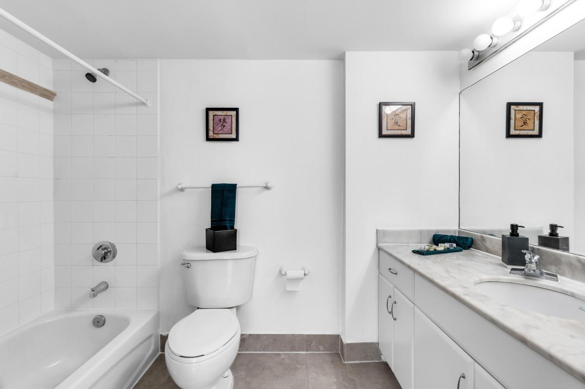 Central 2 Bed Apartment With A Pool & Gym- Free Garage Parking Apartment Miami